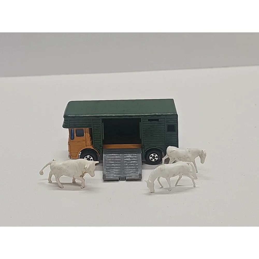 Matchbox Lesney 1-75 Series #17 Horse Box w/Horses & Cow